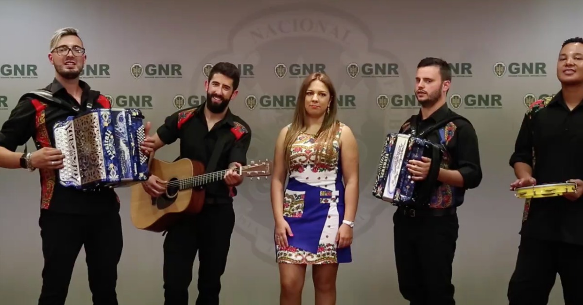 Banda que deu música à GNR depois de autuada grava cantiga para as autoridades
