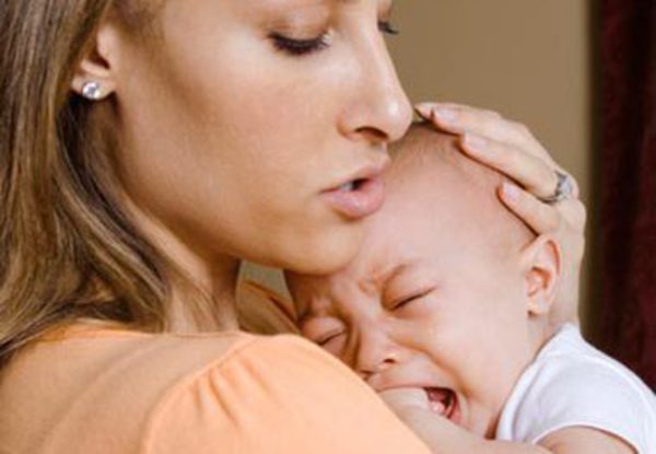 Pai e mãe dão um beijo: o seu filho bebé fica com ciúmes