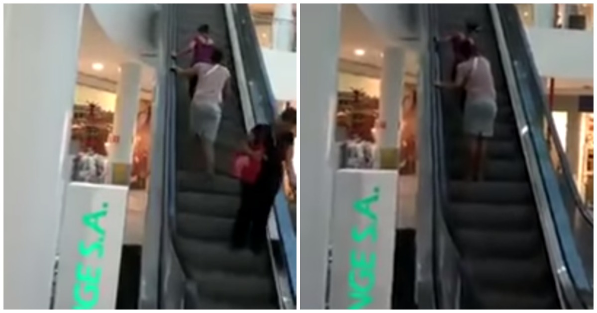 Duas mulheres que não sabem utilizar uma escada rolante