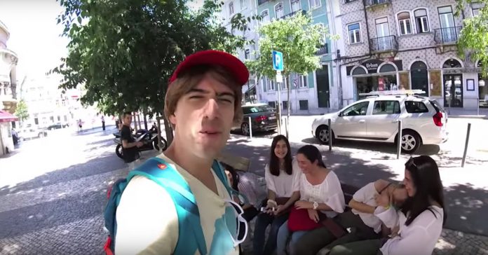Turista em Lisboa tenta aprender palavras portuguesas