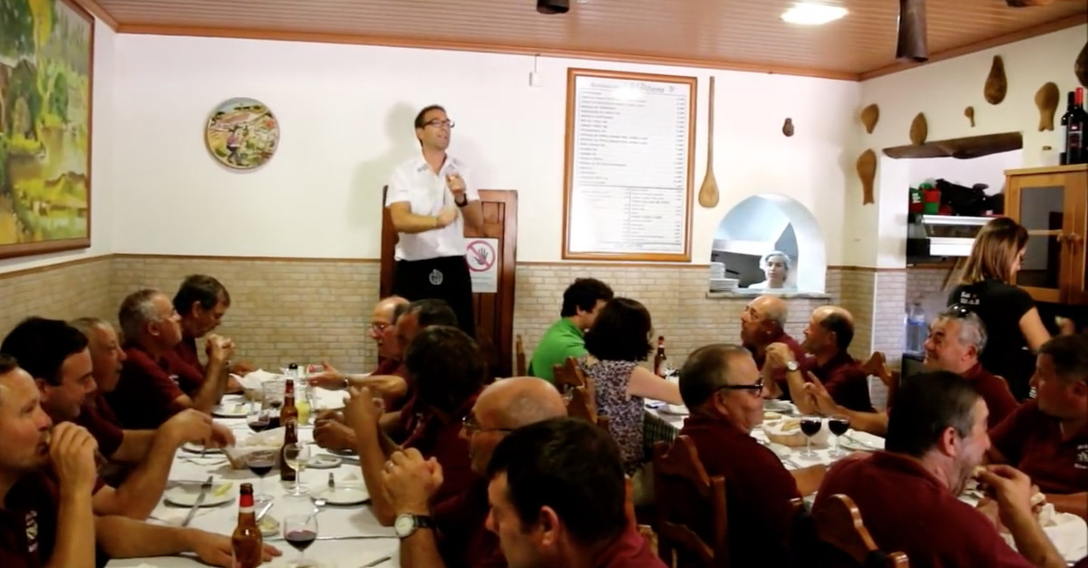 Dono de restaurante em Montemor-o-Novo canta a ementa para os clientes