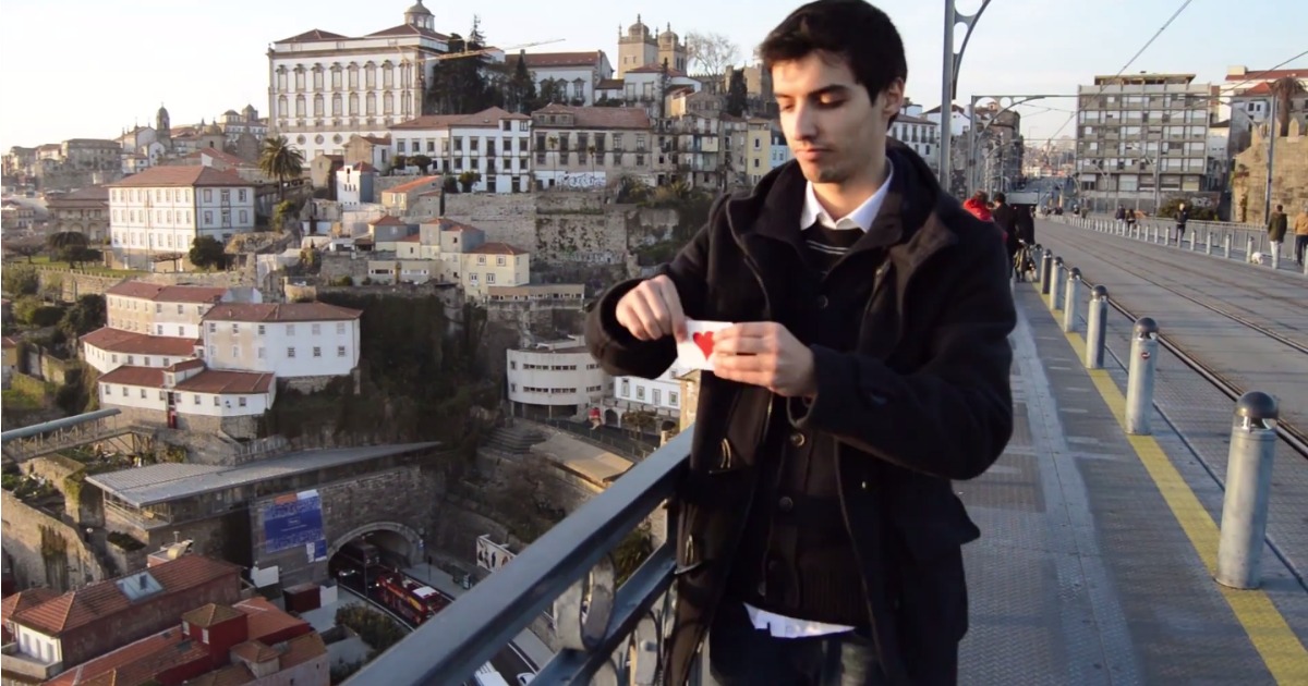 Ilusionista português procura a definição de amor