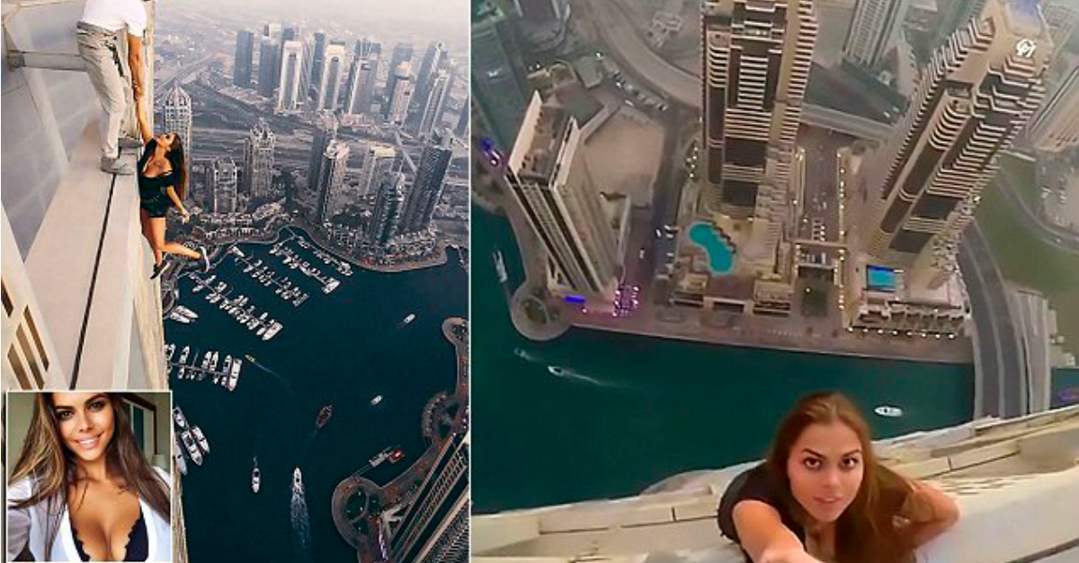 Modelo russa procura a foto perfeita no topo da Torre Cayan no Dubai