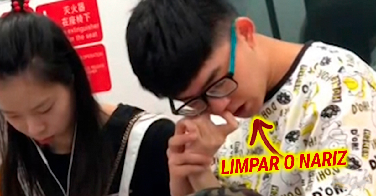 Jovem usa mão da namorada para limpar o nariz