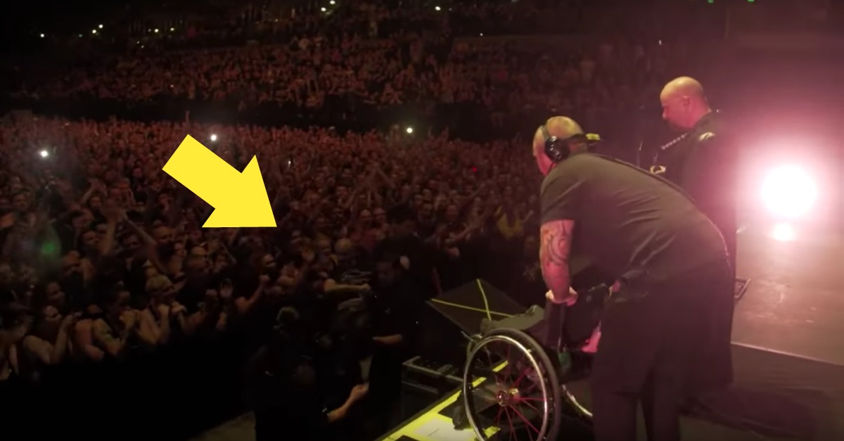 Vocalista da banda Disturbed convida fã de cadeira de rodas a assistir o concerto no palco