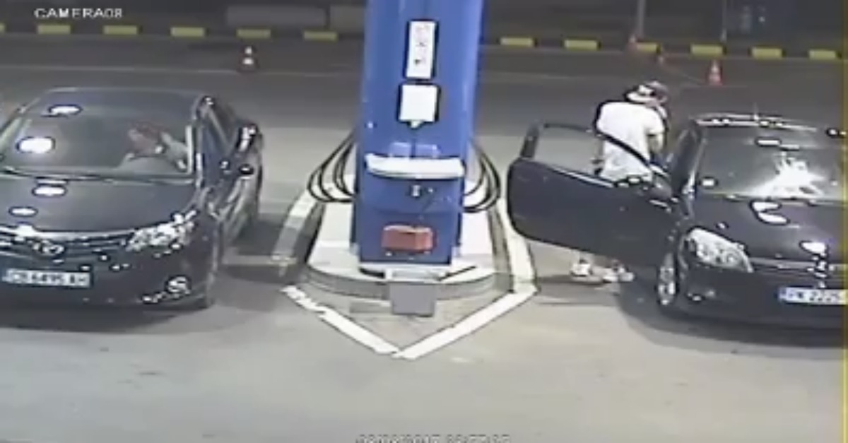 Rapaz recusa-se a apagar o cigarro em posto de gasolina e funcionário decide ele mesmo fazê-lo