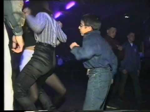 Criança cheia de estilo dança numa discoteca russa