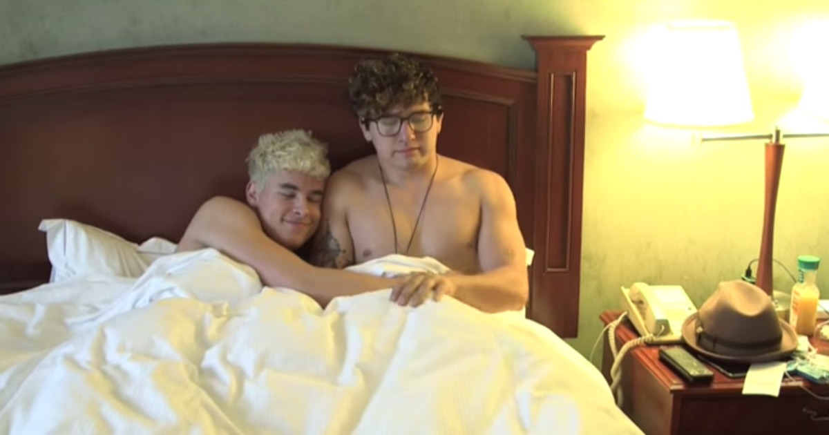 Estes dois amigos mostram o que se pode fazer num quarto de hotel