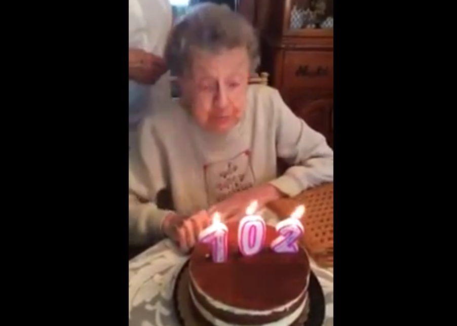 Uma avó de 102 anos tenta apagar as velas do seu aniversário