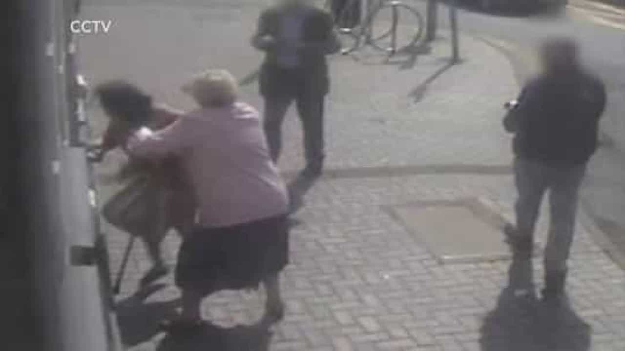 Idosa de 81 anos é atacada no multibanco mas enfrenta e afugenta agressora