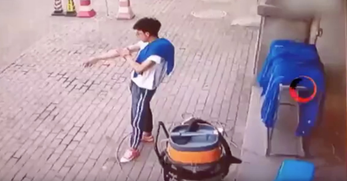 Homem escapa por um triz à derrocada de parte de um edifício