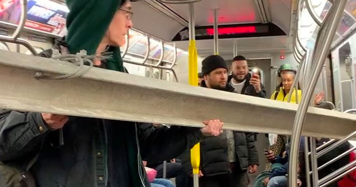 Desconhecidos ajudam homem a colocar poste gigante dentro do metro de Nova Iorque