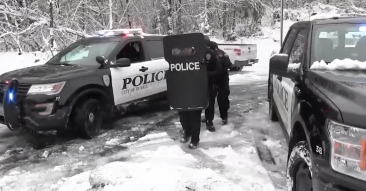 Polícia e grupo de crianças entram em confrontos com… bolas de neve