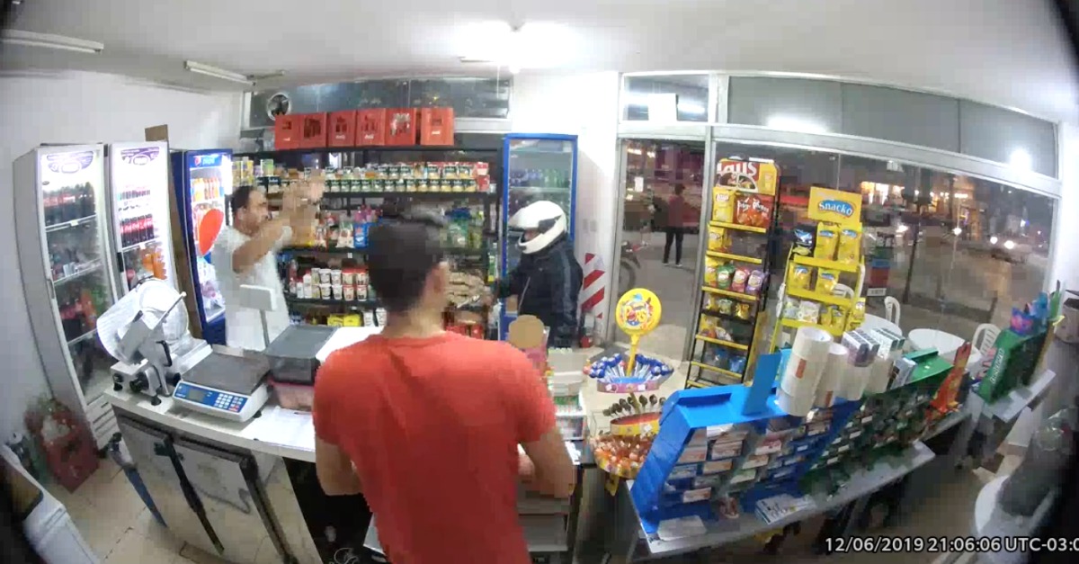 Ladrão tenta assaltar loja de conveniência mas dispara sobre si mesmo