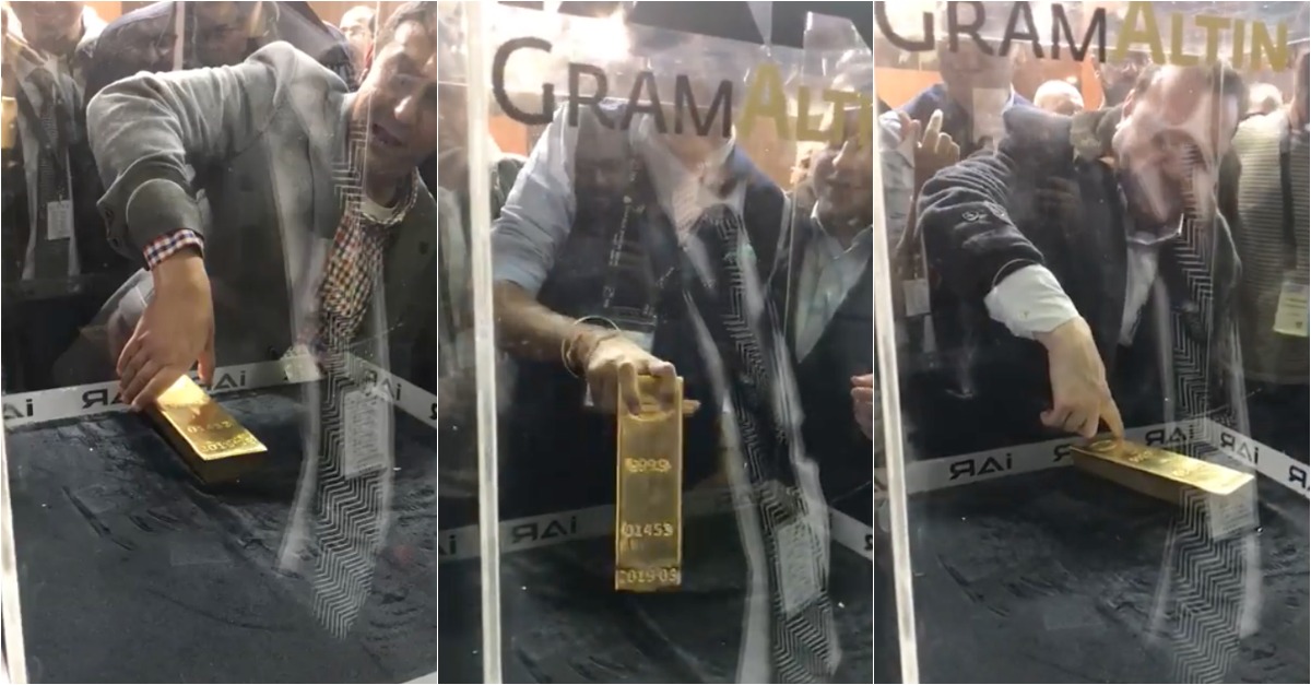 Colocaram caixa de vidro com barra de 12 kg de ouro para quem a conseguir tirar