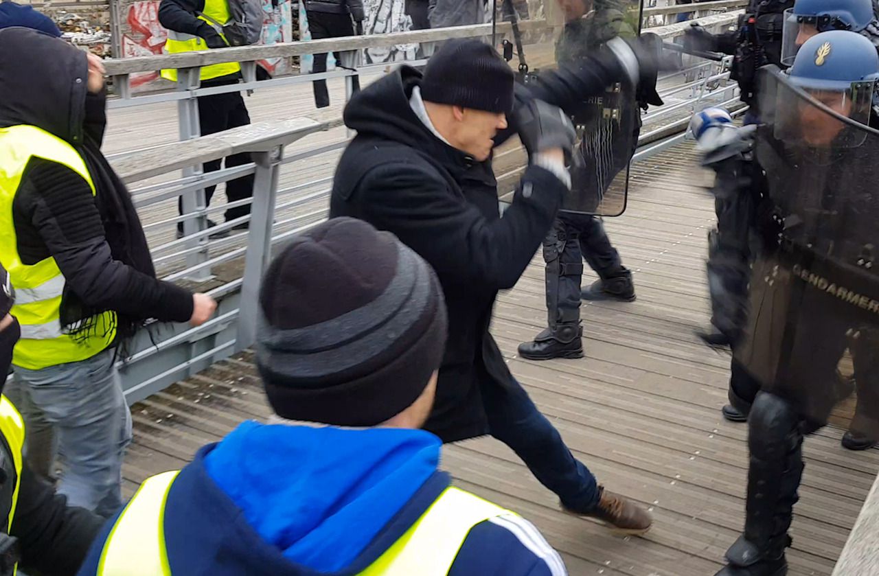 Pugilista enfrenta polícia francesa durante manifestação dos coletes amarelos