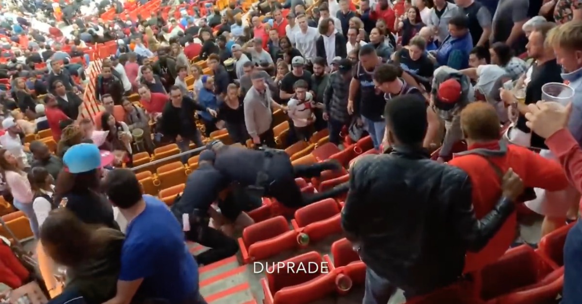 Jovem espanhol enfrentou a polícia durante jogo da NBA… um erro enorme!
