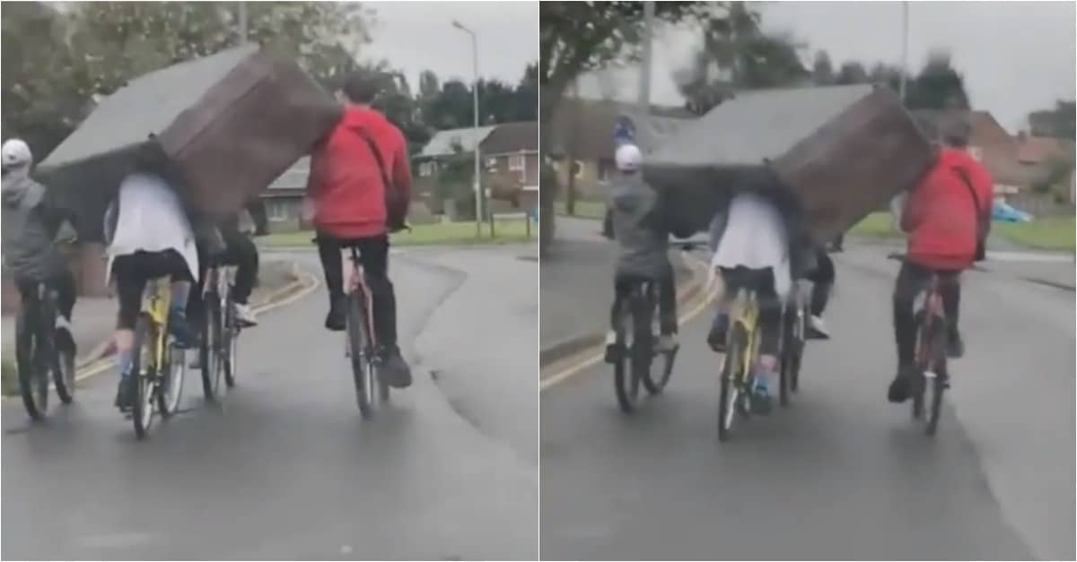 4 jovens pedalam 5 km de forma sincronizada para transportar sofá