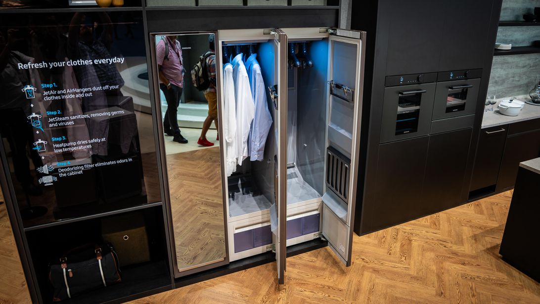 Samsung lança armário inteligente que limpa e passa roupa sozinho
