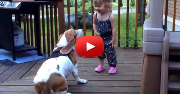Menina dá gargalhadas contagiantes ao brincar com a sua cadela