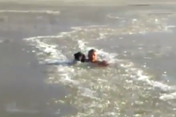 Russo arrisca a sua vida ao entrar num lago congelado para salvar cão que se afogava