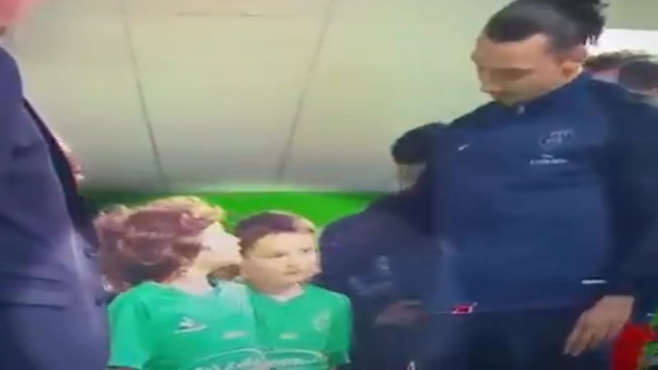 Ibrahimovic defende menino que estava a ser passado para trás