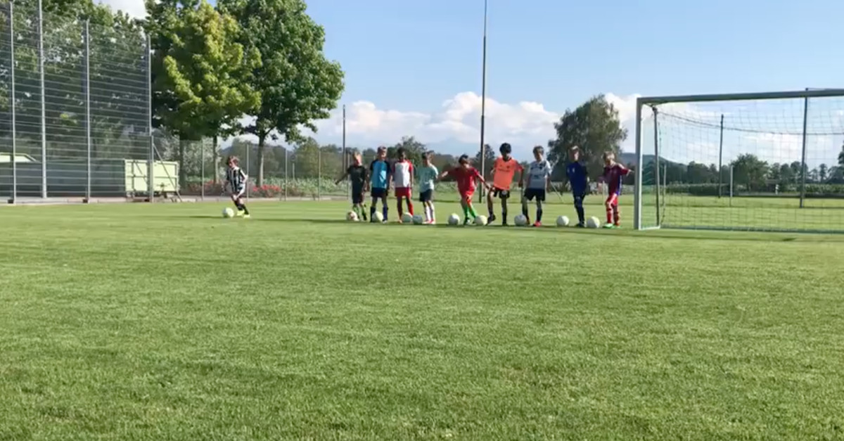 Crianças praticam NEYMAR durante treino de futebol