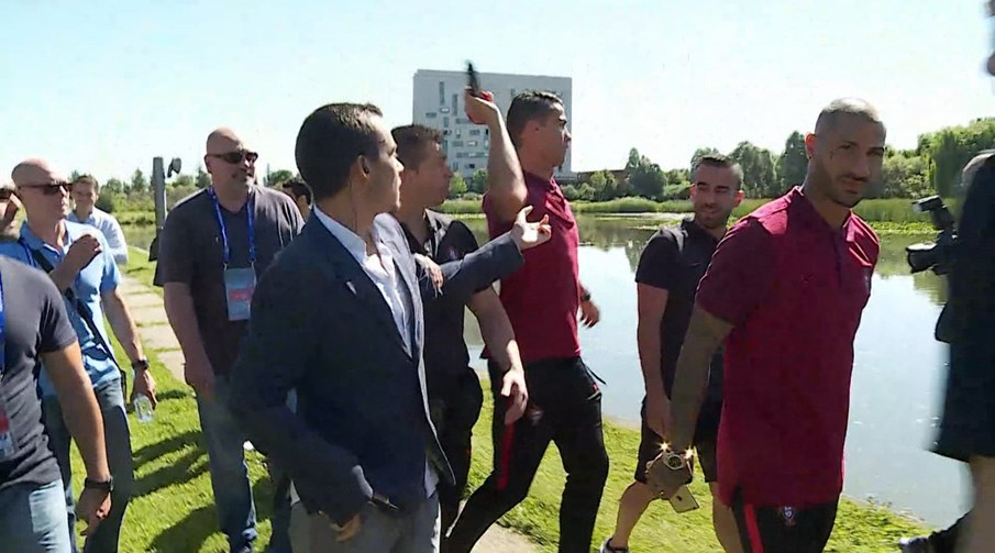 Cristiano Ronaldo atira microfone do jornalista da CMTV ao rio