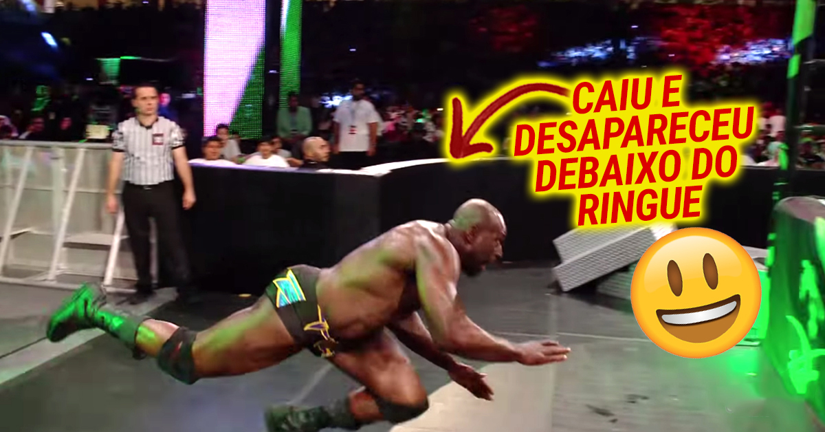 Momento hilariante na WWE: Titus O’Neil tropeça e desaparece debaixo do ringue