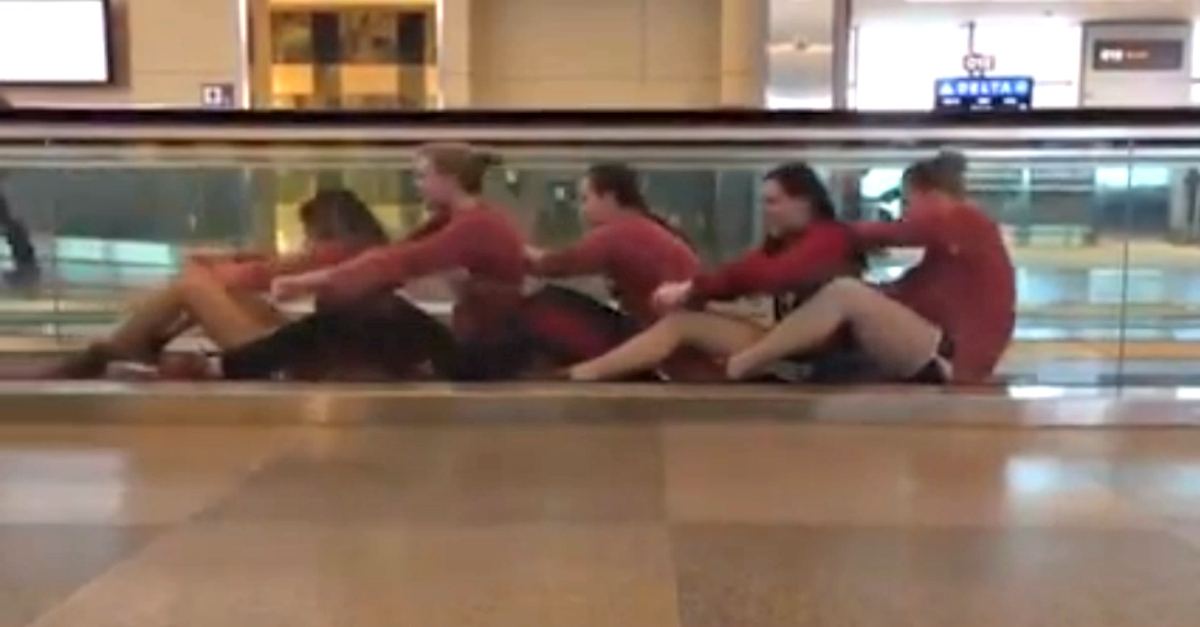 Equipa universitária de natação aproveita atraso de voo para fazer vídeo viral