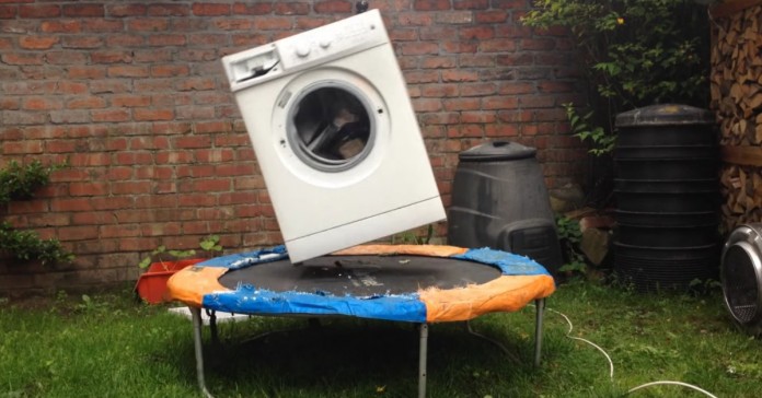 Prepara-te para ver uma máquina de lavar com um tijolo em cima de um trampolim