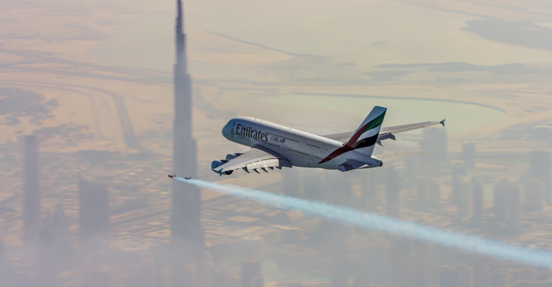 Dois homens com jatos às costas voam ao lado de um Airbus A380