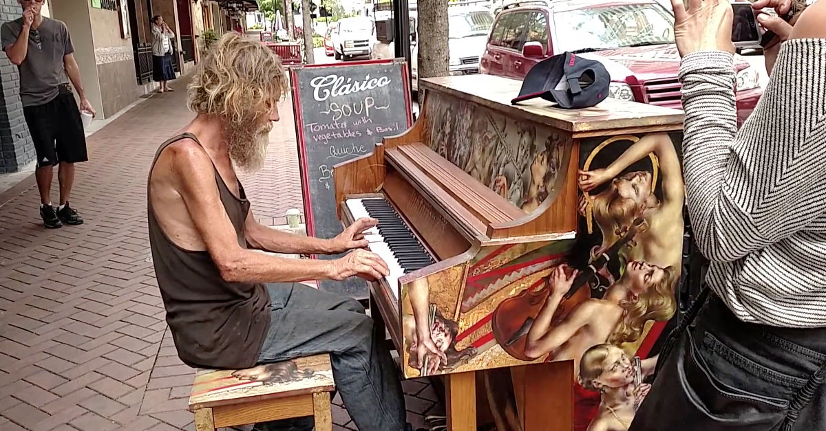 O pianista sem-abrigo que emocionou milhões de internautas nos últimos dias