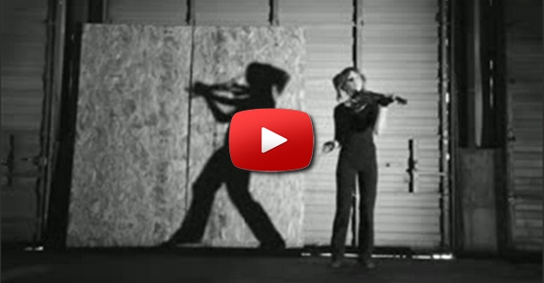 Violinista a brincar com a própria sombra