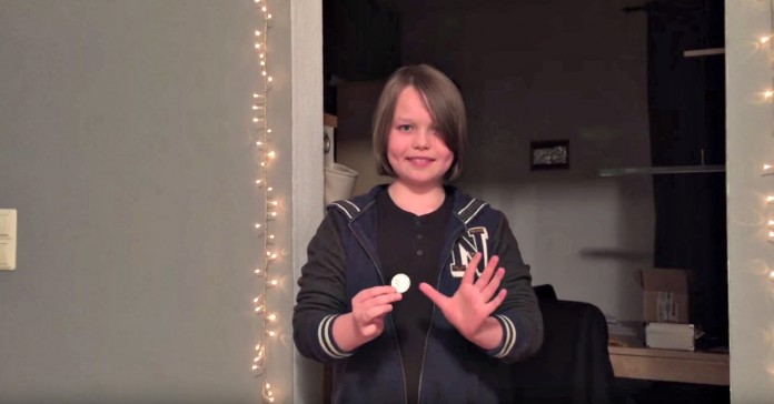 Rapaz de 15 anos impressiona ao fazer desaparecer uma moeda num truque de magia incrível
