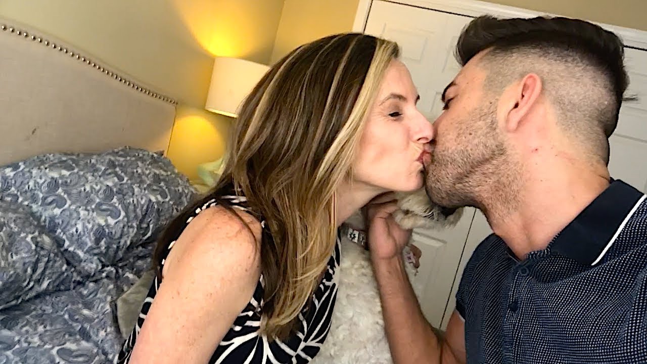 YouTuber beija a mãe e recebe fortes críticas dos seguidores
