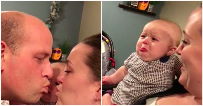 Adorável: Bebé chora de ciúmes quando os pais se beijam