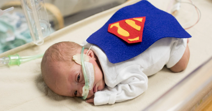 Hospital veste bebés prematuros de Super-heróis para os ajudar a lutar