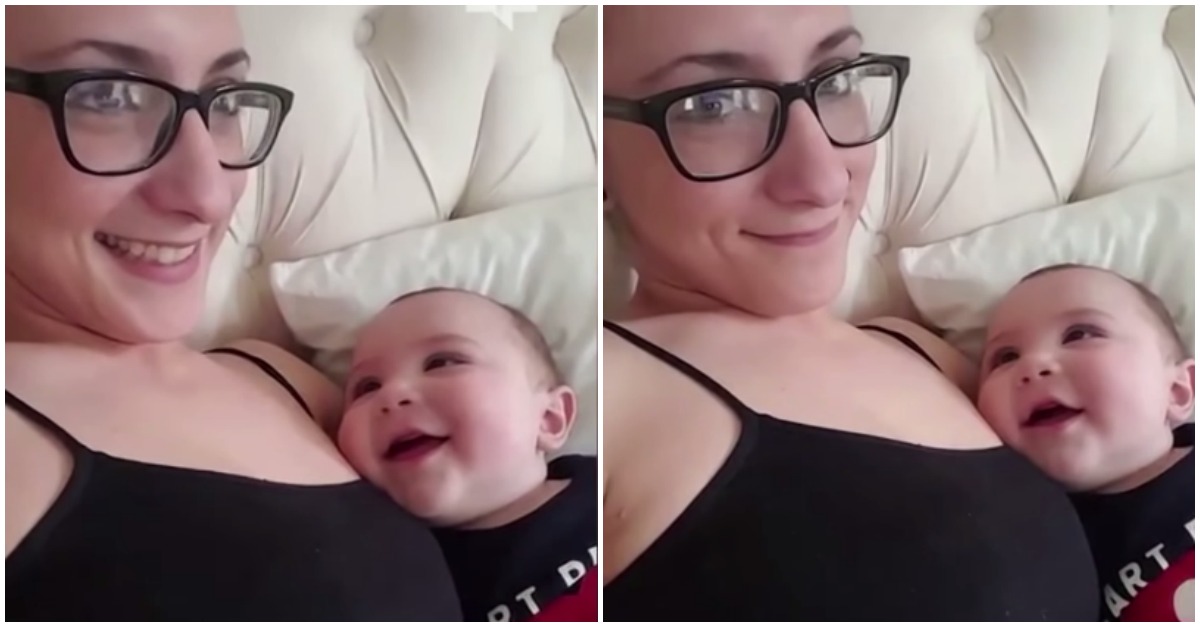 Bebé não tira os olhos da sua mãe nem por 1 segundo