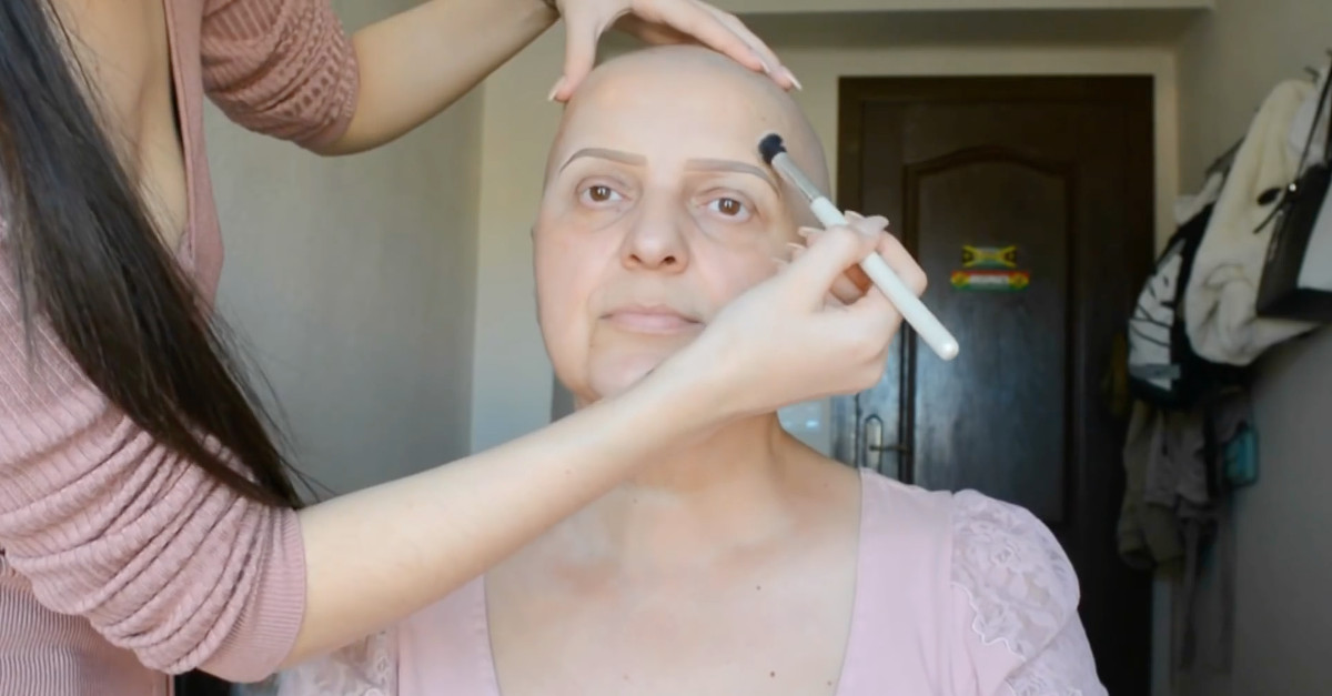 Filha faz transformação incrível à mãe e esconde efeitos da quimioterapia