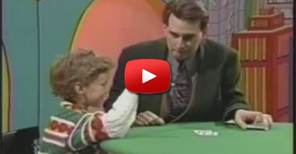 Criança descobre truque de magia a mágico profissional
