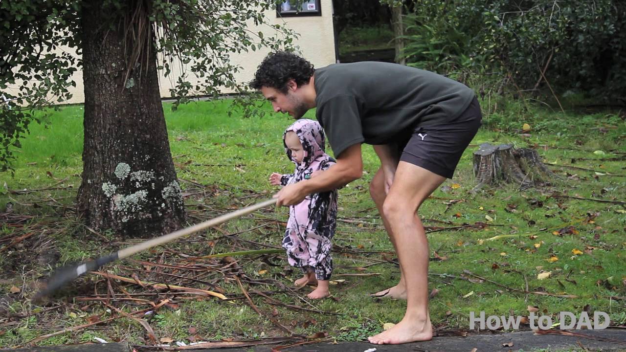 Este pai ensinou a sua filha bebé a ajudar a limpar a casa