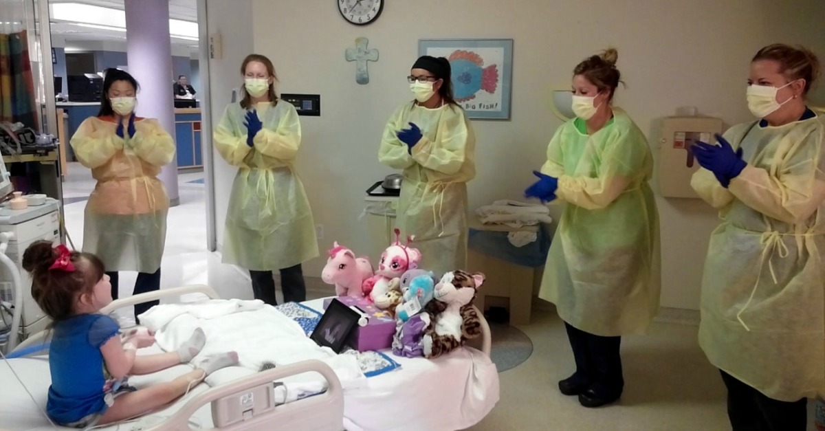 Enfermeiras preparam coreografia para animar menina de 3 anos internada no hospital