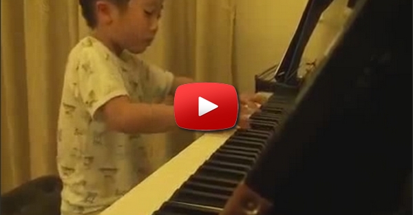 Criança de 5 anos mestre no piano