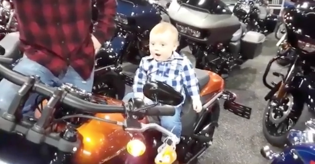 Pai filma o nascimento de um motociclista