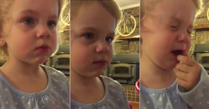 Menina de 2 anos chora depois do pai a proibir de namorar
