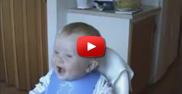 um bebê que fica rindo