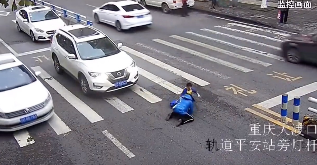 Menino pontapeia carro após ser atropelado com a mãe na passadeira