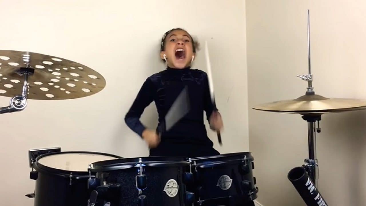 Menina de 9 anos mostra como se curte a tocar Nirvana na bateria