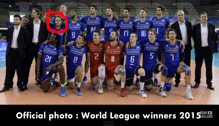 Rémi Gaillard invade campo e tira fotografia ao lado dos campeões mundiais de voleibol